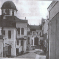 השולהויף במינסק - חצר בתי הכנסת, ברקע "בלומקע'ס קלויז"